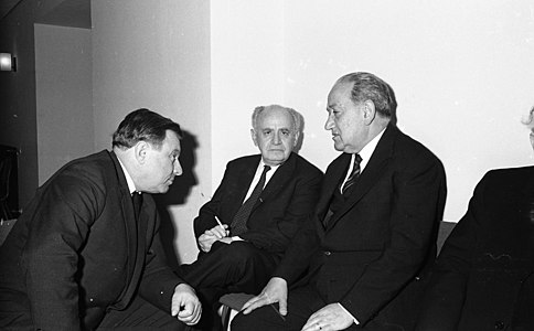 שפירא (במרכז) ביריד הספרים הבינלאומי הרביעי בירושלים. משמאל טדי קולק ומימין איניאציו סילונה הזוכה בפרס ירושלים, מרץ 1969