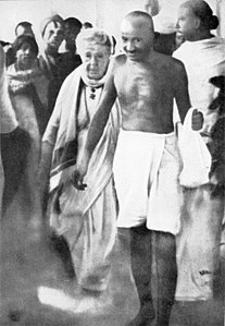Gandhi con Besant si portano al meeting di Madras nel settembre 1921. Già a Madurai, in quello stesso anno, Gandhi aveva adottato l'uso della tunica come simbolo della povertà dell'India.