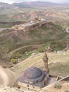 نمایی از کاخ و مسجدی در نزدیکی آن
