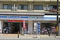 東山三条神宮道店（京都府京都市東山区）。このデザインの店舗は京都市内ではよく見かけることができるほか、全国各地にある一部のローソンプラス店舗でもみられる。