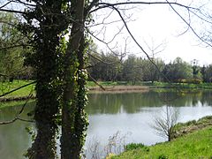 Le lac sur la Bièvre dans le parc.