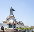 Una visione della statua con sullo sfondo piazzale Arnaldo