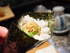 Le temaki, un plat typiquement japonais, est un plat populaire du menu de Koni