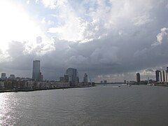 Vue panoramique du paysage urbain de Rotterdam depuis le pont Guillaume (2017) : l'île Noordereiland au premier plan à gauche et les gratte-ciels de Kop van Zuid en arrière plan.