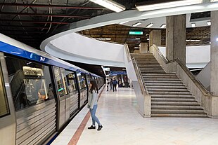 Ein Zug der Linie M2 in der Station Universitate