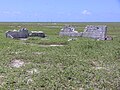 Vue des ruines du campement avec les antennes radio en arrière-plan