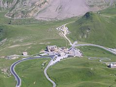 Le col révèle un paysage glaciaire contrasté qui indique l'extension verticale maximale des glaciers (ou trimline)[10].