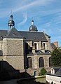 Vue depuis le premier étage sur la basilique Saint-Sauveur, située au nord du jardin de l'hôtel de Blossac.