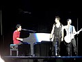 «Jonas Brothers»-ը համերգի ժամանակ, «Քեմփ Ռոք 2։ Վերջին համերգ» ֆիլմի շնորհանդես, 2010