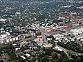 Luftbild von Malmi (2006): In der rechten Bildhälfte befindet sich der Bahnhof Malmi. Die die Schienen überbrückende Straße ist die Kirkonkylätie.