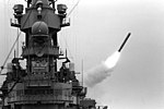 En Tomahawkrobot avfyras från USS Missouri i Persiska viken under inledningen av Gulfkriget, 16 januari 1991.