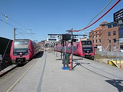 S-tog stellen langs het perron van lijn F.