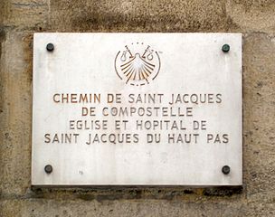 Plaque apposée sur la façade de l'église signalant que celle-ci est située sur le chemin de Saint-Jacques-de-Compostelle.