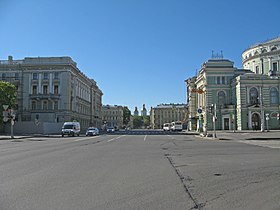 Справа — Мариинский театр, слева — Консерватория, впереди — Никольский морской собор