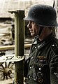 1942年型シュタールヘルムを被り、パンツァーシュレックを携える兵士。1944年の写真のため、既にデカールは貼られていない。
