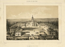 Photo sépia montrant des bâtiments autour d'une vaste cour carrée, avec chapelle au fond.