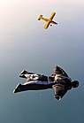 Die Pilatus PC-6 Turbo Porter mit der Kennung DU-333 hat gerade in der Nähe des Jumeirah Beach einen Wingsuit Sportler abgesetzt. KW 06 (ab 1. Februar 2015)