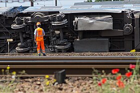 Voiture renversée à la suite du déraillement.