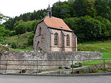 Quellkirche mit Kirchhofsmauer und Kirchbrunnen