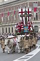 Il Carroccio durante la sfilata storica del Palio di Legnano 2015, su cui sventola lo stendardo bianco crociato di rosso della Lega Lombarda e di Milano