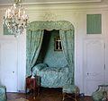 Lit en alcôve de madame de Pompadour au château de Versailles, avec sa table de chevet.