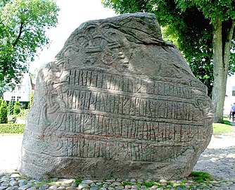 Face avec les inscriptions runiques sur la grosse pierre de Jelling.