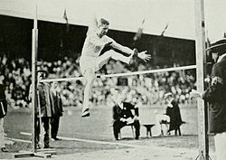 Platt Adams vuoden 1912 olympialaisten korkeushyppykilpailussa.