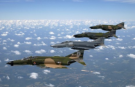 F-4 Phantom II'un formasyon uçuşu. Amerika Birleşik Devletleri Hava Kuvvetleri'nin 50. kuruluş yıl dönümü olan 1997 yılından beri ger��ekleştirilmekte olan miras uçuş gösterisinde. (Florida, 12 Şubat 2002). (Üreten: USAF)