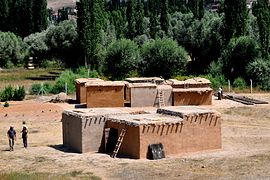 Reconstitution de maisons néolithiques rectangulaires à Aşıklı Höyük en Anatolie centrale.