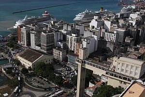 Puerto de Salvador en el barrio del Comércio.