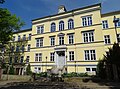 Schule (Lessinggymnasium), Nebengebäude, Einfriedung und Gefallenendenkmal