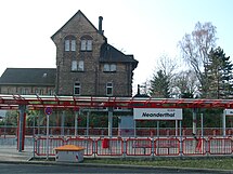 Empfangsgebäude und Bahnhofsvorplatz