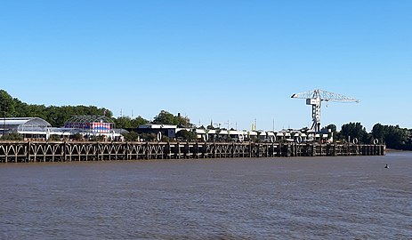 Quai des Antilles, le hangar 21 dit hangar à Bananes et la grue Titan Grise, classée monument historique au titre d'objet le 27 mai 2005, à la pointe aval de l'île de Nantes