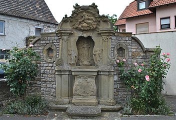 Der Steinaltar in der Mainstraße