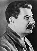 Josef Stalin (1878–1953), sovjetrussisk diktator, med myndig bart i samme kraftige stil som sin pompadurliknende frisyre.