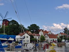 O porto de Strängnäs com o moinho ao fundo