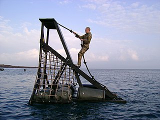 Un militaire de l'US Army franchit un obstacle en mer, janvier 2007.