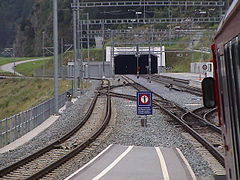 Einfahrt in den Vereinatunnel in Sagliains, links vom Tunnelportal die Strecke nach Bever (2001)