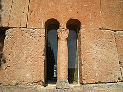 Una bífora visigoda, en el iglesia de San Pedro de la Nave (El Campillo), del siglo VII.