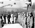 Am 2. März 1949 beendet die Lucky Lady II, eine Boeing B-50A, nach 94 Stunden in der Luft die erste Nonstop-Weltumrundung. Die Maschine wurde während ihres Fluges über den Azoren, Saudi-Arabien, den Philippinen und Hawaii betankt. Die Crew um den Piloten James G. Gallagher wird auf der texanischen Carswell Air Force Base in Fort Worth von General Hoyt Vandenberg begrüßt. KW 10 (ab 2. März 2014)