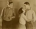 Izq. a der.: Ernest Torrence, Clara Bow y Percy Marmont en Mantrap.