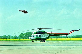 Produtos PZL-Świdnik no aeroporto de Berlim-Schönefeld (2002). Helicópteros PZL SW-4 e Mi-2