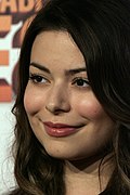 Miranda Cosgrove interprète Carly Shay.