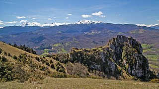 A l'arrière-plan le massif de Tabe.