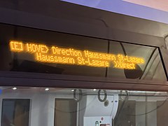 Écran d'information voyageurs à l'extérieur du train, indiquant la ligne, le code mission, la direction et la desserte.