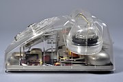エリクソン社の1962年の回転ダイヤル式電話を、展示用に透明筐体に入れてみたもの。筐体内の部品位置がわかる。