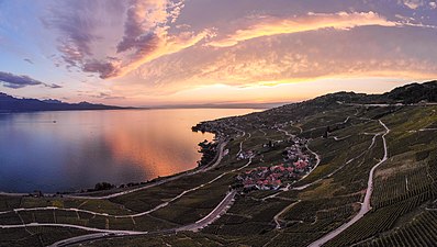 Vue panoramique sur le village d'Épesses au coucher de soleil.