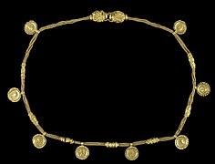 Collana romana in oro con monete pendenti e catena intrecciata