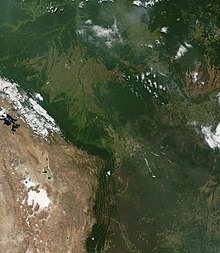Частина гір Анд з космосу, що демонструє контраст між сухою місцевістю на захід від гірського хребта та вологою місцевістю на сході.