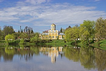 Igreja de São Miguel e Teodoro em Chernigov, Ucrânia. É a única igreja no país consagrada em homenagem ao príncipe Miguel Vsevolodovich e seu boiardo Teodoro. Pertence à Igreja Ortodoxa da Ucrânia. A história está longe de dados completos sobre a vida de São Miguel, menos ainda sobre seu boiardo Teodoro. O príncipe e Teodoro se recusaram a cumprir as condições de Batu Cã em relação ao ritual de adorar o fogo e os ídolos da Mongólia. Ambos foram brutalmente torturados e executados por desobediência. Miguel e Teodoro logo foram canonizados pela Igreja Ortodoxa. A construção do templo começou em 1801, na margem direita do rio Stryzhen, uma área que no início do século XIX era considerada a periferia da cidade. A consagração da igreja ocorreu em 1808. Desde então, ela foi reconstruída várias vezes e mudou sua aparência de acordo com elas. (definição 5 184 × 3 456)